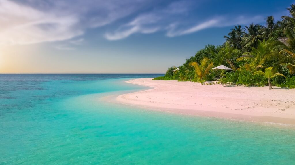 Auslandsreisekrankenversicherung - warum man eine haben sollte 8 beach 1761410 1280